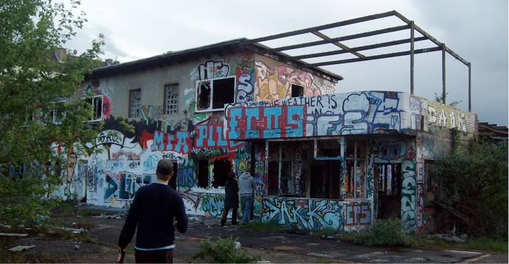 Abb. 5 Erlebnisraumjenseits der Planung von Stadt, semilegale hall of fame auf einem ehemaligen Fabrikgelände in Köln, 2009 (Quelle: eigenes Foto)