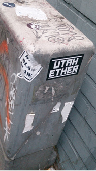 Abb. 6 Tags und Sticker auf einem Stromkasten in Köln, u. a. mit UTAH und ETHER Sticker, 2014 (Quelle: eigenes Foto)