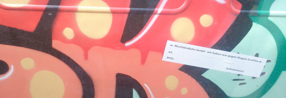 Abb. 8 Aufkleber zum ,Zerstören‘ von Graffiti auf einem Zug-Graffito in Osnabrück, 2013 (Quelle: eigenes Foto)