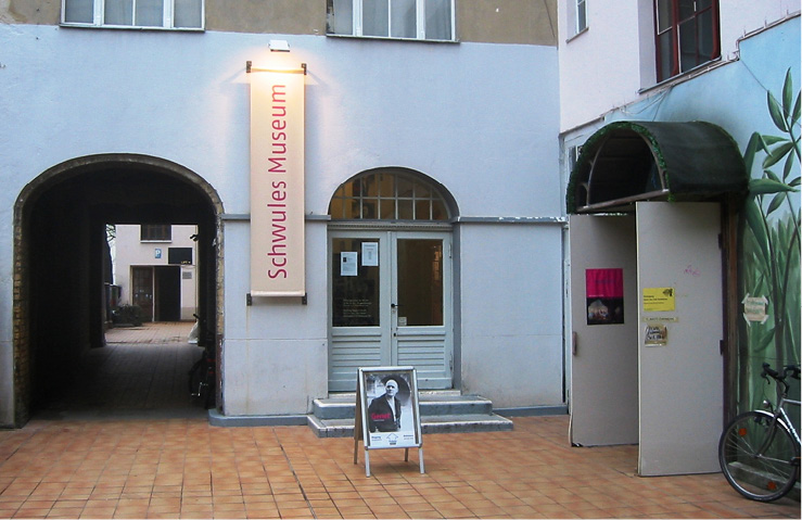 Abb. 1 Blick in den ersten Hinterhof des Schwulen Museums* am Mehringdamm im Jahr 2012 (Quelle: Autor_in)