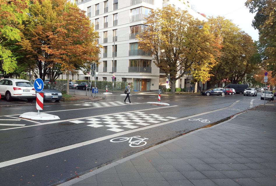 Abb. 3 Adaptive Planung ‚Schachbrett‘ in der Hansaallee in Frankfurt am Main (Eigenes Foto, Oktober 2015)