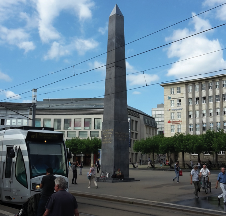 Abb. 1 Olu Oguibes‘ Obelisk auf dem Königsplatz (Eigenes Foto)