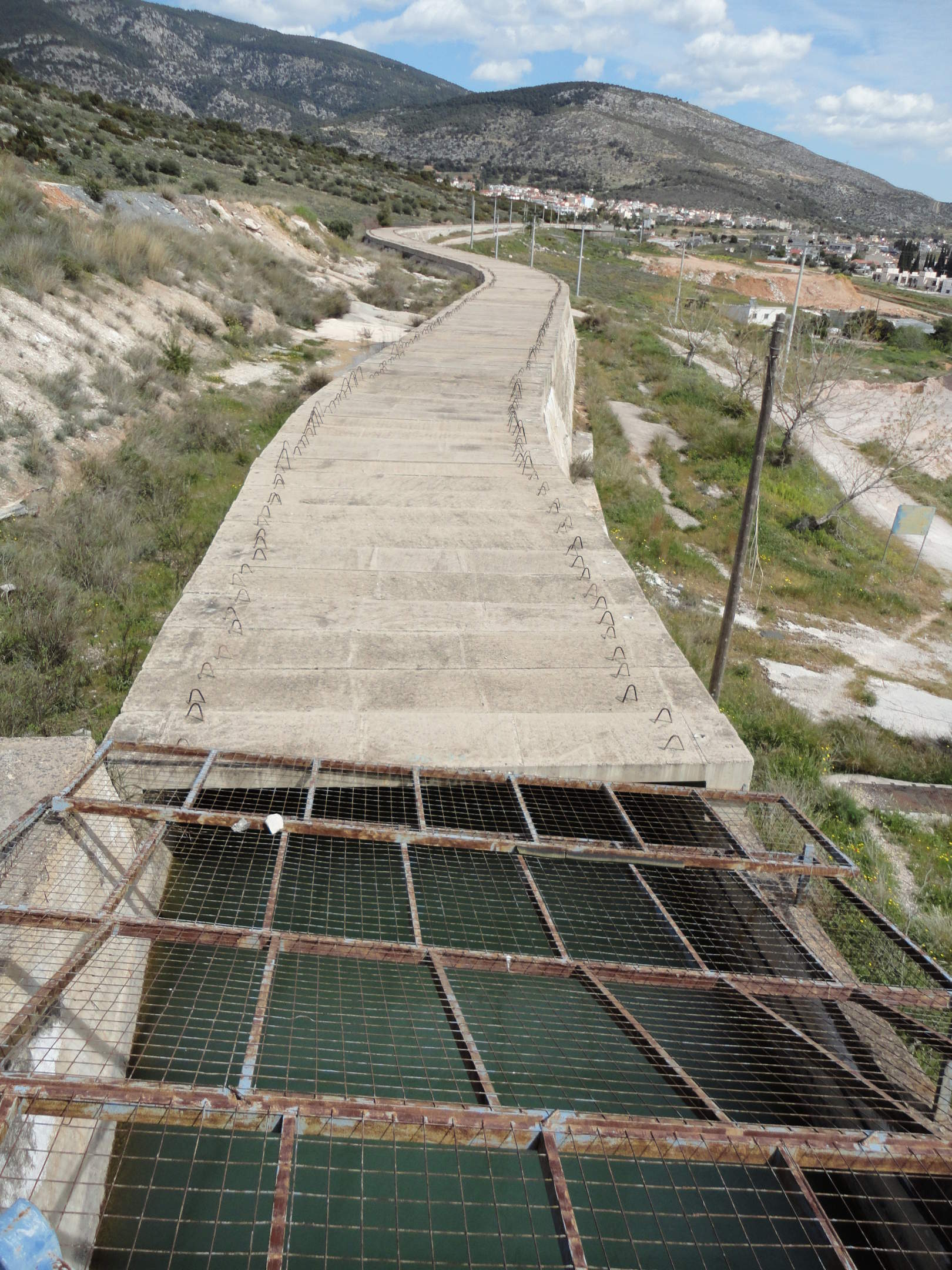Abb. 6 Der Wasserkanal in Ano Liosia Mai 2014 (Quelle: eigenes Foto)