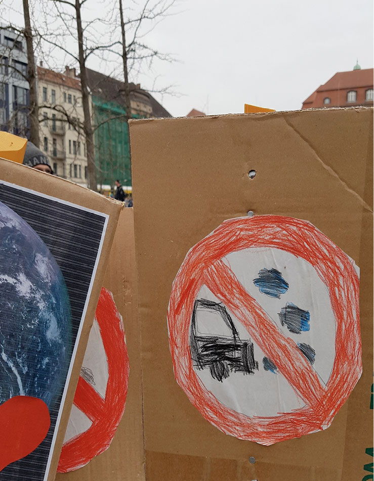 Abb. 1 Von einem klimaengagierten Kindergartenkind gemaltes Protestplakat. Globaler Klimastreik, Berlin, März 2019. (Quelle: Tanu Biswas)