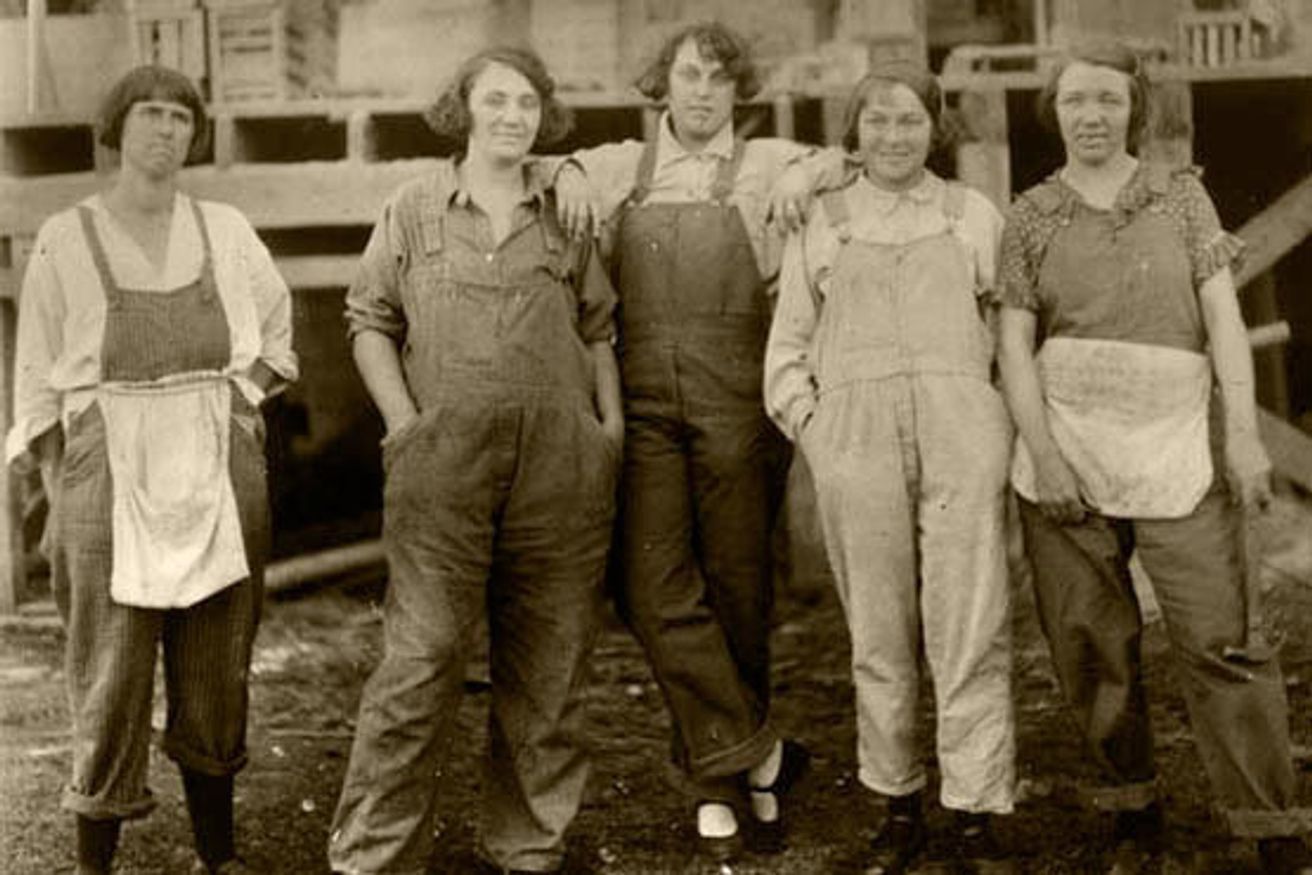 Abb. 3.2 Frauen in Handwerksberufen in Llano del Rio (Quelle: https://www.atlasobscura.com/articles/the-feminist-architect-who-tried-to-liberate-kitchens-from-houses)
				